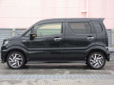 狭い駐車場でも隣を気にせず開け閉めできるスライドドアと、乗り降りしやすい低床設計を採用。見晴らしの良い視界と取り回しやすいサイズ感で、日々の買い物や送迎など市街地の移動に重宝する実用的な仕様です。