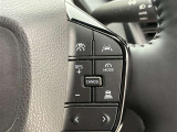 前方の車との車間を設定し、スピードを上げたり緩めたりを自動で行ってくれる追尾式の「レーダークルーズ」。上級装備の一つです!高級車にしかつかない嬉しい機能です。