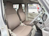 運転席シート廻りは使用感も少なく、良好な状態となっています。前オーナー様が丁寧に使っていたことがよくわかりますね。