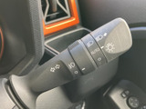 操作しやすい位置に配置されたウインカーレバーです。直感的に操作でき、安全運転をサポートします。使いやすさを追求した設計です。