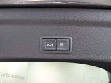 両手がふさがるほどの荷物があるとき、とても便利なオートマチックテールゲートが装備されております。