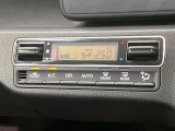 【オートエアコン】一度お好みの温度に設定すれば、車内の温度を検知し風量や温度を自動で調整。暑い&hellip;寒い&hellip;と何度もスイッチ操作をする必要はありません。快適な車内空間には必須の機能ですね♪