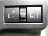 運転席から左右のスライドドアを電動で開閉できるスイッチを備えています。狭い駐車場での乗り降りや雨天時の送迎など、荷物やお子様を抱えている際にもスムーズな乗降をサポートしてくれる実用的な仕様です。