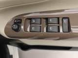パワーウィンドゥ 運転席ドアスイッチ照明付です。電動格納ミラーも手元でワンモーションで可能です。