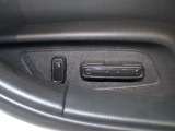 パワーシート装備車です。電動でシートが動きます、高級感がありとても便利な機能です!