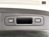 【パワーバックドア】スマートキーや運転席のボタンを押すだけでリアゲートが自動で開閉します!荷物を持っている時や、高い位置にあるバックドアを閉める際に便利な機能です♪