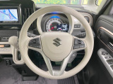 インテリアに合わせたデザインのステアリングは、運転される方のことも考え、運転しやすい形状、大きさです。是非一度、実際に触ってお確かめください。