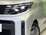 【LEDヘッドライト】悪天候や夜間走行時も良好な視界を確保し安心して運転できる高輝度LEDヘッドライトを装備!点灯速度が早く、消費電力も抑えられています。