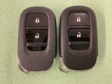 スマートキーを装備しています。鍵を差し込むことなくドアロックの開け閉めと、スタートボタン操作でのエンジンスタートができます。スペアキーも同じものを用意しております。