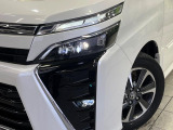 【LEDヘッドライト】悪天候や夜間走行時も良好な視界を確保し安心して運転できる高輝度LEDヘッドライトを装備!点灯速度が早く、消費電力も抑えられています。