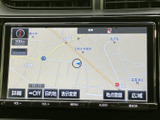 見やすい地図表示で、運転に集中できます。周辺情報も充実しており、初めての道でもスムーズに走行できます。旅の安全をサポートします。