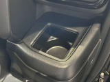 運転席ハンドルの右側にもドリンクホルダーがございます!お飲み物だけではなく、携帯電話なども置けますね♪