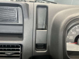 運転席手元にペン立てに使えるスペースあります☆