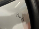【ブラインドスポットモニター】走行中、ドアミラーの死角になりやすい箇所に後続車が接近するとサイドミラーのレンズに警告を表示!ドライバーに注意喚起をしてくれます。