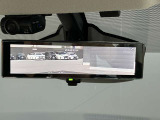 車両後方のカメラ映像をミラー面に投影します。社内の状況や天候に左右されずいつでもクリアな後方視界が得られます。