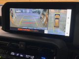 【パノラミックビューモニター】専用のカメラにより、上から見下ろしたような視点で360度クルマの周囲を確認することができます☆死角部分も確認しやすく、狭い場所での切り返しや駐車もスムーズに行えます。