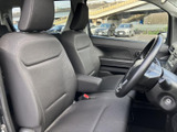 運転席からの視界は広く、運転しやすい環境です。シートの形状も工夫されており、長距離運転でも疲れにくいでしょう。快適な空間を提供します。