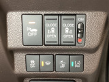 両側電動スライドドアは運転席から操作ができるよう、操作スイッチが付いています。Hondaセンシング用のVSA(ABS+TCS+横滑り抑制)解除と路外逸脱抑制機能のオンオフスイッチなどがあります。