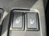 運転席から操作しやすい位置に配備されています♪
