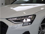 必要な場所を正確に照らすマトリクスLEDヘッドライトの機能と美しさ、LEDをストライプのように並べたウイング形状のデイタイムランニングライトは、美しく、昼間走行中の識別性を高めるAudiオリジナルのアイデアです