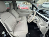 フロントシートはベンチシートです。インパネシフトで足元は広々。運転席と助手席はウォークスルーできます。