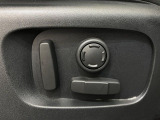 電動パワーシートですので運転中のシート調節も安全に行えます。微調整も可能ですのであなただけのドライビングポジションを実現します。