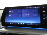 BMWカーブド・ディスプレイは、必要な情報をひと目で把握できるだけでなく、BMW iDriveの主要なインターフェイスとしてさまざまな機能の直観的な操作を可能にしています。