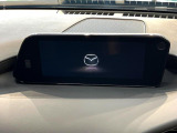 【8.8インチマツダコネクト】車内の雰囲気にマッチした大型のディスプレイ。スマホ接続でのナビ使用やBluetooth再生等、様々な機能が楽しめます。直感的なダイヤル操作が可能で、使い勝手も良好です。