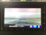 【バックカメラ】運転が苦手な方も車庫入れラクラクです!ギアをリバースに入れれば自動的に切り換わりますので、面倒な操作は不要です♪狭い駐車場もお車を傷つけず安心ですね!