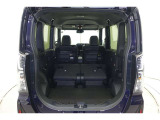 セカンドシートを倒した状態です。セカンドシートは独立可倒、荷物に合わせてラゲッジスペースをアレンジできます。