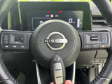 握りやすいステアリングは、ドライビングの楽しさを向上させます。操作性にも優れ、スムーズなハンドリングを実現します。