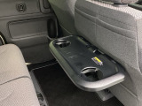 前席と2列目の背中にテーブルとドリンクホルダーがついてます。