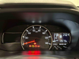 様々な車両情報を表示できるTFTマルチインフォメーションディスプレイと視認性の高いシンプルな大型1眼メーターです