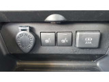 冬場の冷え切った車内や、寒い朝の通勤・お出かけの強い味方!スイッチを入れれば座面や背もたれが素早く温まる「シートヒーター」を搭載しています。エアコンが温まるまでの間も、腰や背中からじんわりと温めます