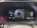 スピードメーターは見やすいデジタルメーターです♪