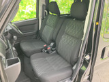 運転席からの視界は広く、運転操作もスムーズに行えます。快適なドライブをサポートする、使いやすい空間です。