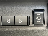 【ハンズフリー機能付き両側パワースライドドア】スライドドアの下に足先を入れてすぐ引くと、自動的にスライドドアが開閉します!荷物で両手がふさがった状態でも、ドアの開閉ができてとっても便利!