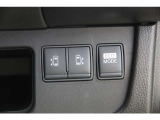 ★運転席からでも両側パワースライドドアの開閉することができます。荷物で手が塞がっていても、足のアクションで扉が開くハンズフリー機能も搭載。