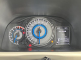 視認性の高いメーター類が、運転に必要な情報を分かりやすく表示します。運転状況を常に把握し、安全運転をサポートします。