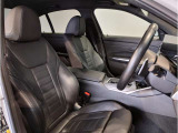 【コックピットシート】BMW車の主役席。車体中央にくる様に配置し車両重心とが一致する事でドライバーと車との一体感あるドライビングを実現。人間工学に基づき形成した形状が長時間のドライブ疲労も軽減します!