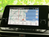 見やすい地図表示で、スムーズなナビゲーションを実現。渋滞情報も表示され、最適なルートを案内してくれます。運転に集中できます。