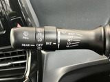 雨天時でもクリアな視界を確保できるワイパーレバー。安全な運転をサポートする機能です。
