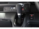 インパネシフトだから視線の移動も少なく足元もスッキリ♪運転席もゆったりしているのでゆとりを持ってドライブできますね!