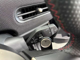 インテリアの基調である「丸型(円形)」のデザインが特徴です。現行モデルではすっきりした水平ラインに溶け込む形状へ進化していますが、伝統的な遊び心とモダンな上質感を両立させています。
