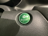 ECON モードをON にするとアクセルペダルの動きに対するエンジンの反応とエアコンの制御を切り換えることで、燃費のいい運転をするドライバーがペダルを踏んだ時と同じようにエンジンを制御します。