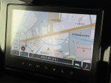 見やすい地図表示で、運転に集中できます。周辺情報も表示されるため、目的地までの道順を、より確実に把握できます。