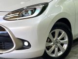 【LEDヘッドライト】悪天候や夜間走行時も良好な視界を確保し安心して運転できる高輝度LEDヘッドライトを装備!点灯速度が早く、消費電力も抑えられています。