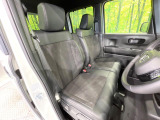 【ハーフレザーシート】高級感と座り心地を両立した人気のシート♪背面・座面のファブリック素材は、通気性の良さや滑りにくさに優れています。気温や服装に左右されず快適にお乗りいただけます。