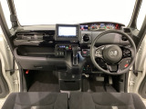 車内は光触媒抗菌消臭施工済です。スタイリッシュなデザインでスポーティなインパネ周りを演出します。グローブボックスやカップホルダーのほかにトレーなどたくさんの収納スペースが付いています。
