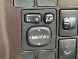 【電動格納ミラー】サイドミラーは電動格納式となっており、狭い駐車場でもキズがつくリスクを抑えられます。
